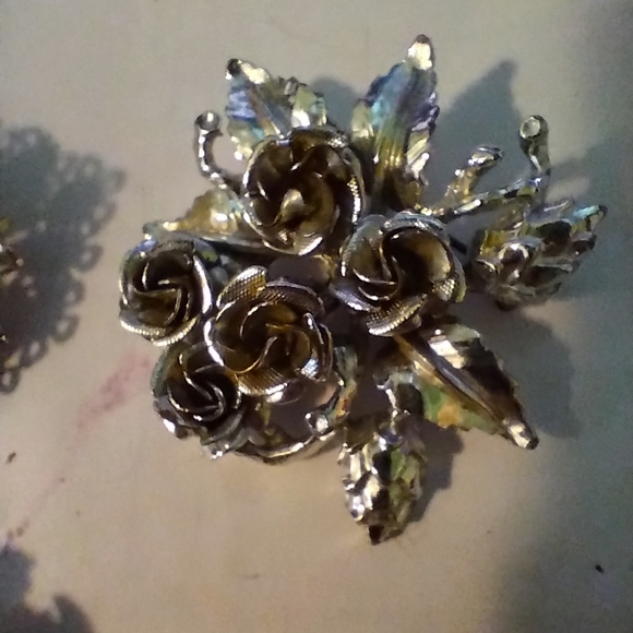 Elegant Silver and Gold Brooch Set - Picture 5 of 6